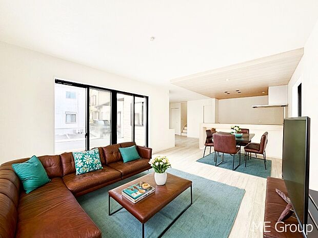 ゆとりある広さが嬉しいリビングは家族みんなの憩いの空間です　※家具はCGです