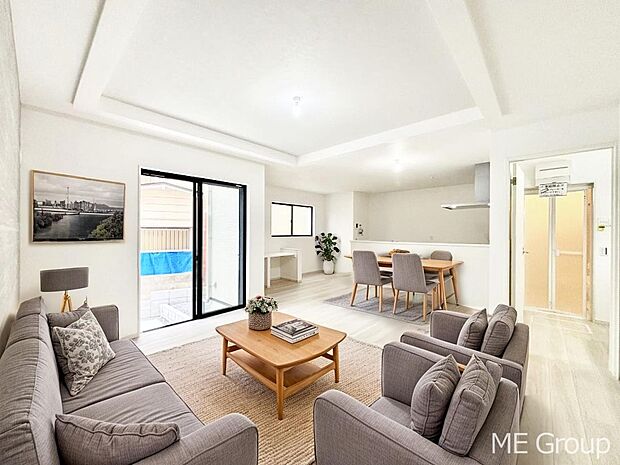 お洒落で開放感がプラスされる折上天井があるリビング　※家具はCGです