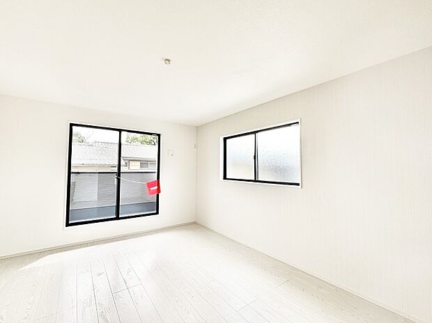 バルコニーが明るさと開放感を演出！朝スッキリと目覚められそうですね！