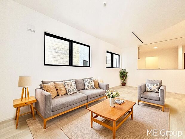 落ち着いた雰囲気のLDKは家族みんなの快適空間※家具はCGです