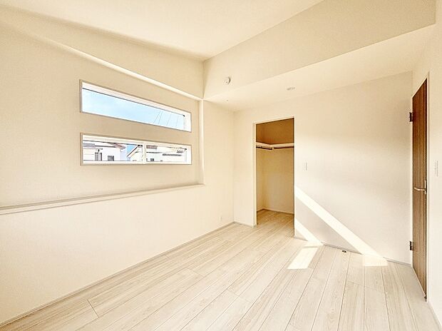 ウォークインクローゼットがあるお部屋！季節ごとの入れ替えも不要で便利です。 