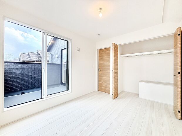 バルコニーが開放感をプラスしてくれる洋室  