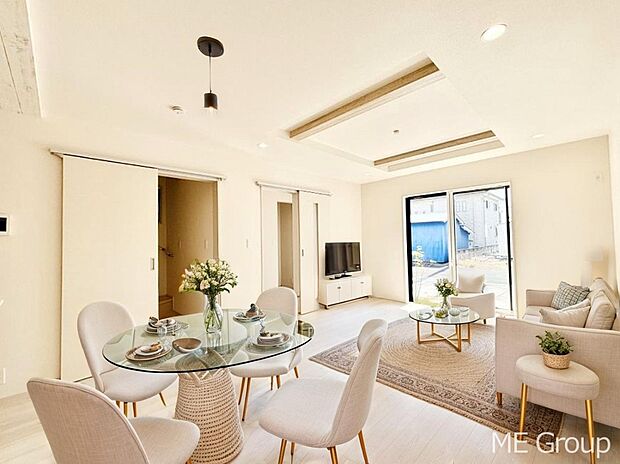 ご家族の賑やかな話し声で包まれる明るいリビング ※家具はCGです