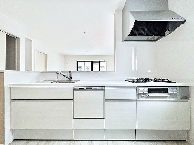 リビングを見渡せる人気のカウンターキッチン。 家族を見守りながら家事をすることができます。