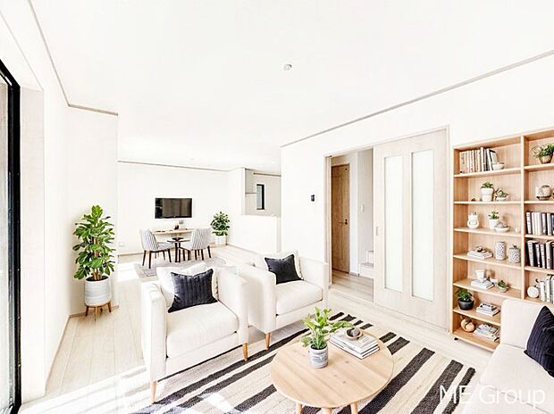 家族の和やかな会話が聞こえてきそう。開放感のあるリビングです。※家具はCGです  