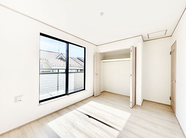 洋室にはクローゼット付き。スッキリとした空間でゆったり寛げます！