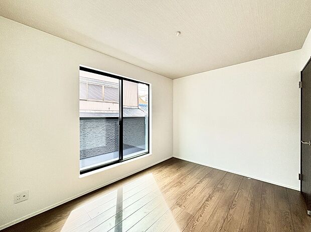 明るいバルコニーサイドに洋室を設置。目覚めの良い寝室に。 