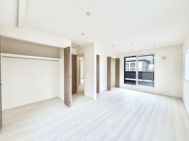 明るいバルコニーサイドに洋室を設置。目覚めの良い寝室に。 