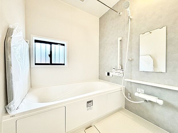 一日の疲れを癒してくれる明るい清潔感のあるバスルーム