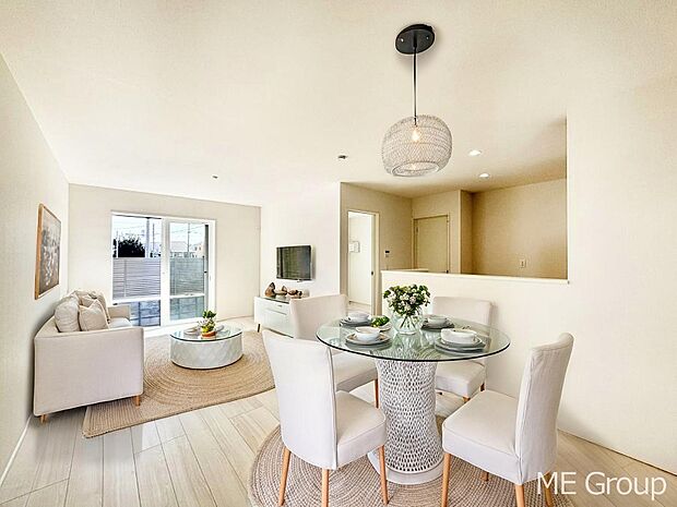 大きな窓からたっぷりの陽光と風を感じられるリビング※家具はCGです  