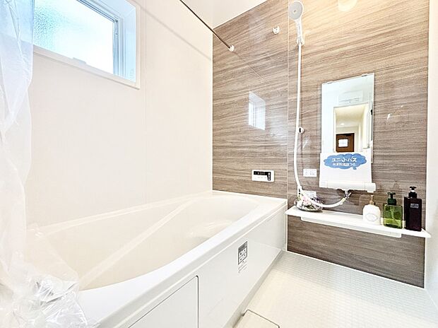 一日の疲れを癒してくれる明るい清潔感のあるバスルーム