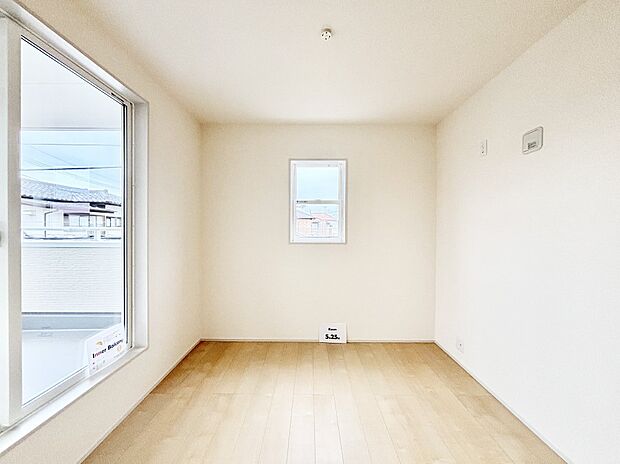 バルコニーが開放感をプラスしてくれる洋室