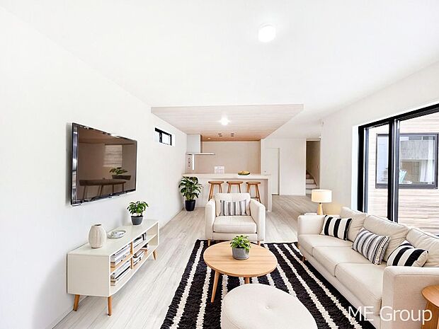 家族の和やかな会話が聞こえてきそう。開放感のあるリビングです。※家具はCGです