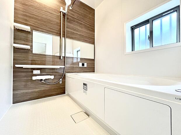 落ち着いた雰囲気でゆっくりお寛ぎいただけるバスルーム