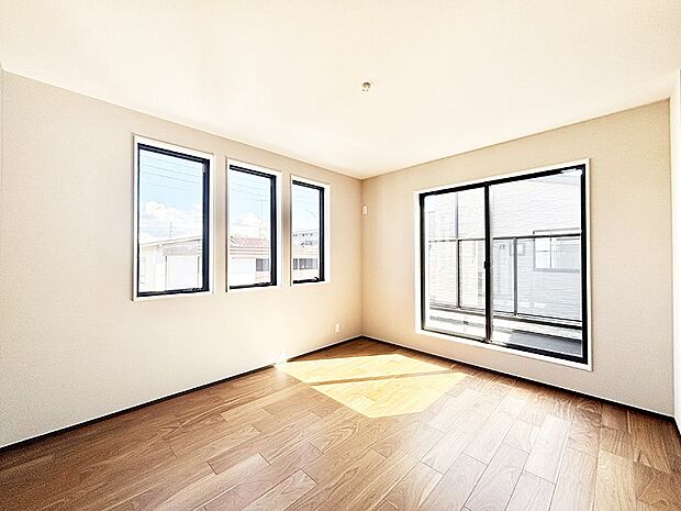 バルコニーが開放感をプラスしてくれる洋室