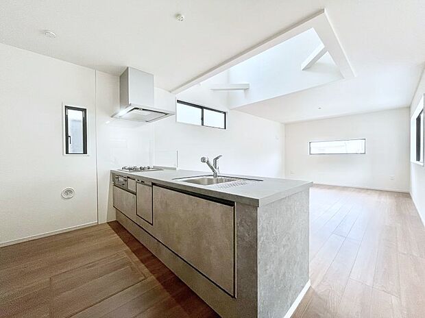 リビングで遊ぶお子様を見守りながらお料理ができる対面キッチン。