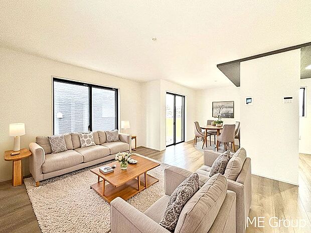 ご家族の賑やかな話し声で包まれる明るいリビング ※家具はCGです