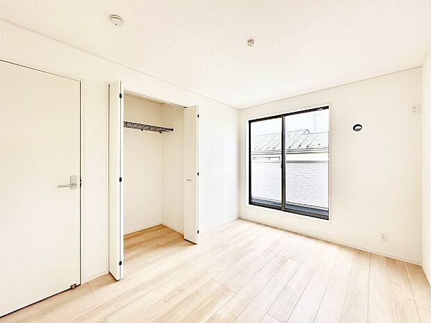 バルコニーが開放感をプラスしてくれる洋室