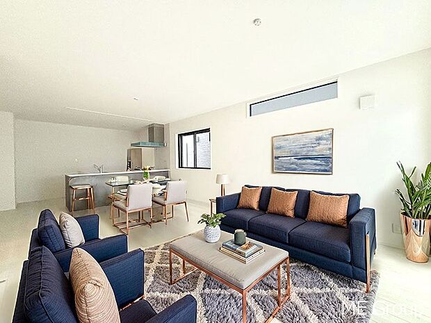 ご家族の賑やかな話し声で包まれる明るいリビング  ※家具はCGです