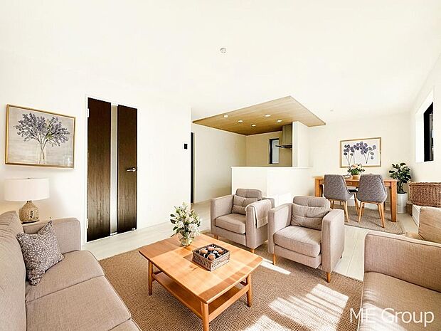 ご家族の賑やかな話し声で包まれる明るいリビング　※家具はCGです