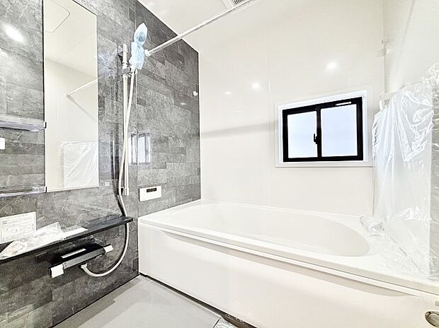 落ち着きのあるダークカラーを基調にしたバスルームで1日の疲れをリフレッシュ！