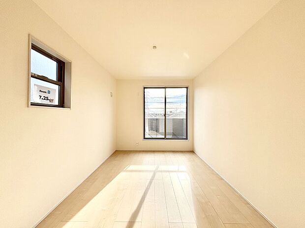 バルコニーが開放感をプラスしてくれる洋室  