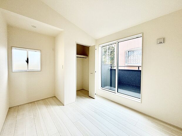 バルコニーが開放感をプラスしてくれる洋室