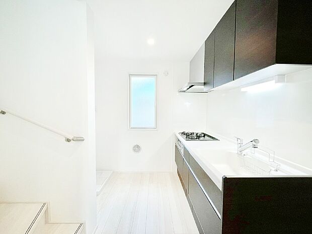 爽やかな風が通り抜けるキッチン。窓があるので明るく換気にも役立ちます。  