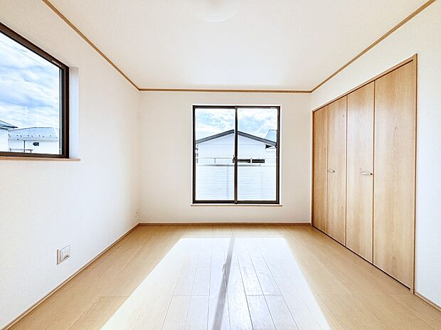 バルコニーが開放感をプラスしてくれる洋室  