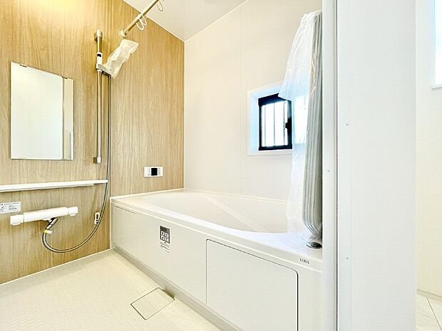 一日の疲れを癒してくれる明るい清潔感のあるバスルーム