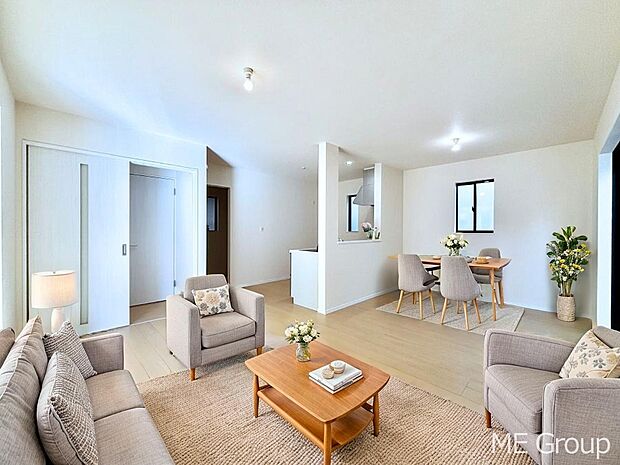 ご家族の賑やかな話し声で包まれる明るいリビング  ※家具はCGです