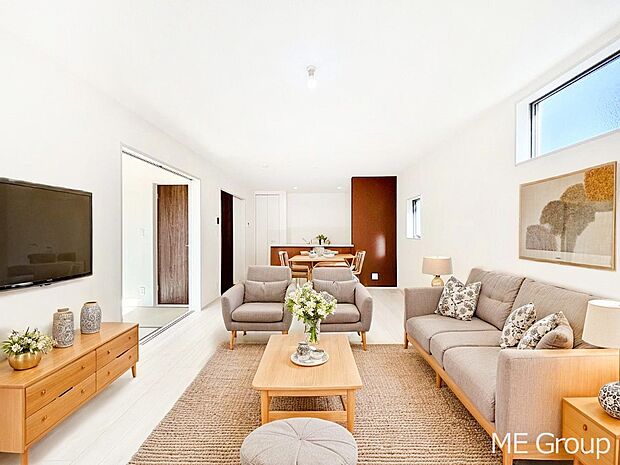 家族の和やかな会話が聞こえてきそう。開放感のあるリビングです。※家具はCGです  