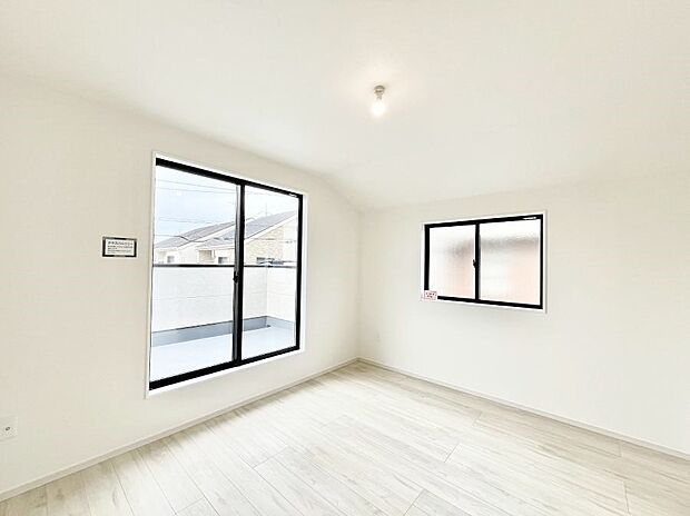 バルコニーが開放感をプラスしてくれる洋室