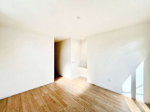 スタディカウンター＆収納スペース付きの広々洋室。