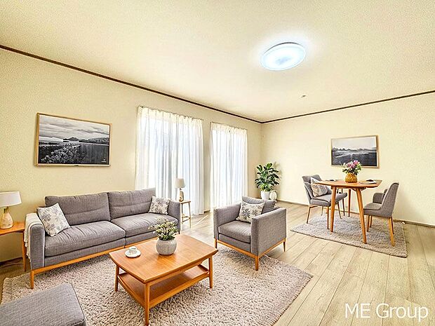 ご家族の賑やかな話し声で包まれる明るいリビング  ※家具はCGです