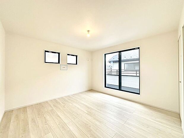 明るいバルコニーサイドに洋室を設置。目覚めの良い寝室に。 