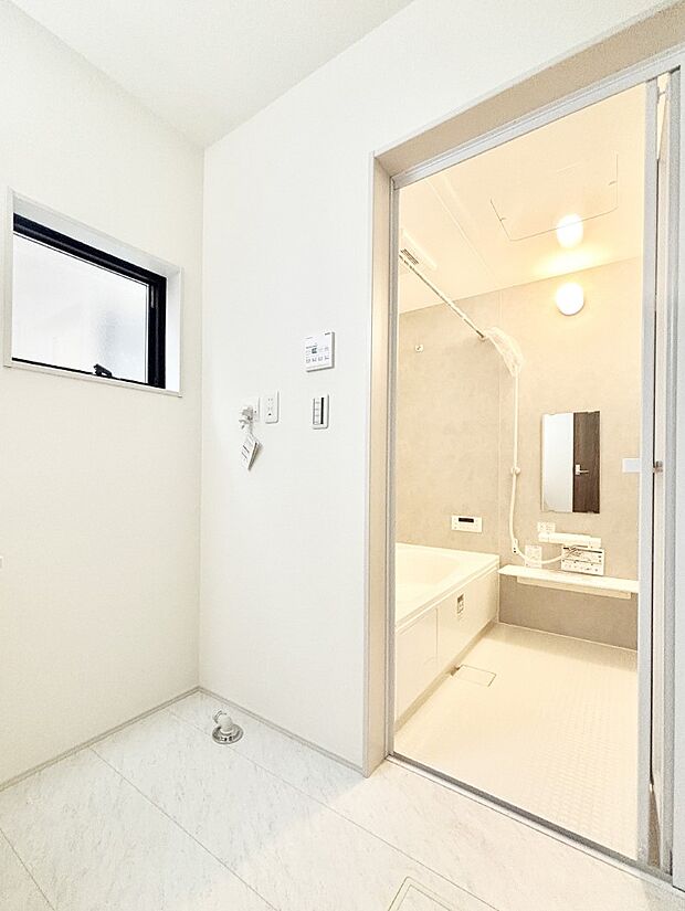 一日の疲れを癒してくれる明るい清潔感のあるバスルーム