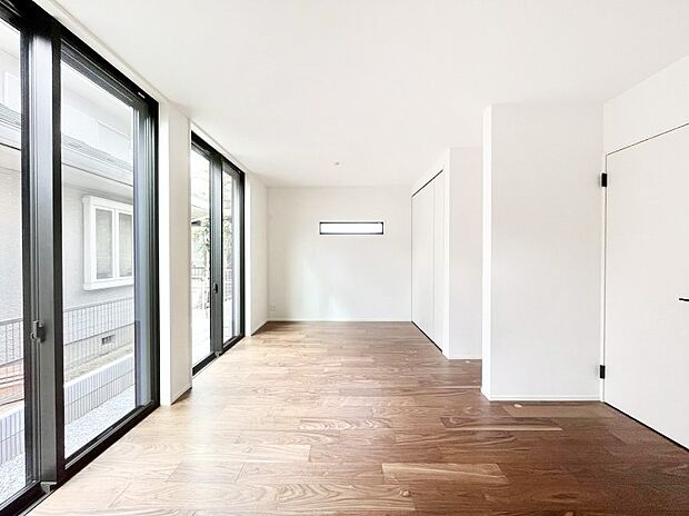 ライフスタイルに合わせて2部屋として利用できる広々とした洋室