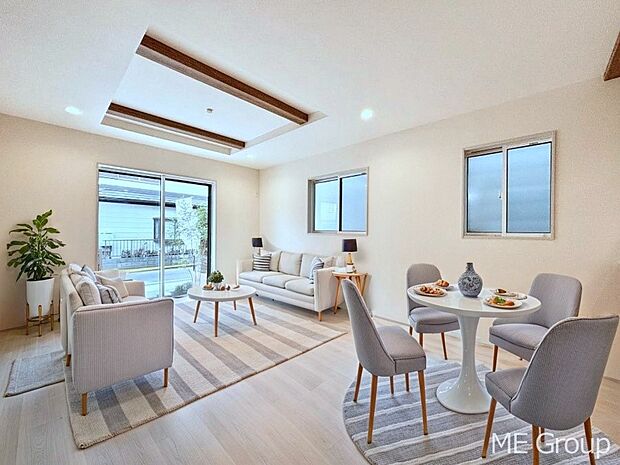 大きな窓からたっぷりの陽光と風を感じられるリビング　※家具はCGです  