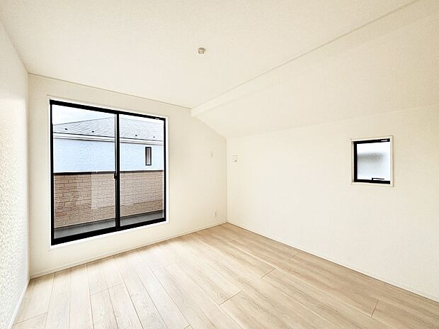 明るいバルコニーサイドに洋室を設置。目覚めの良い寝室に。 