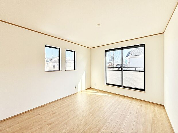 バルコニーが開放感をプラスしてくれる洋室