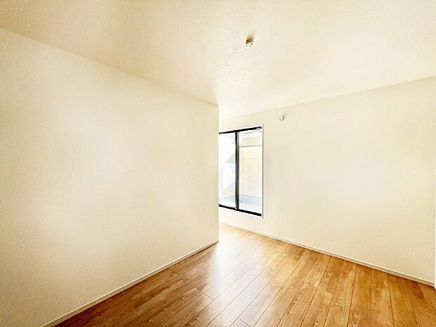 バルコニーが開放感をプラスしてくれる洋室  