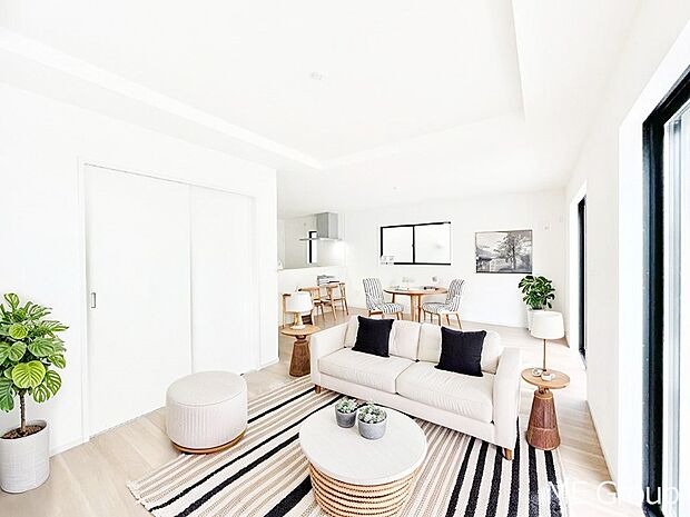 明るい陽光に包まれる心地のよいリビングで家族団らん！　※家具はCGです