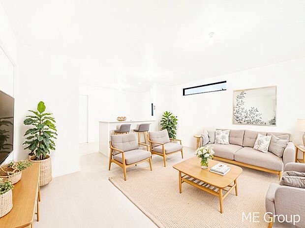 明るい陽光に包まれる心地のよいリビングで家族団らん! ※家具はCGです