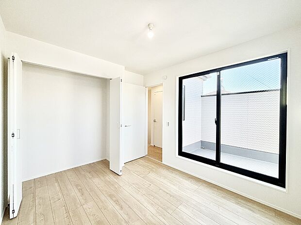 バルコニーが開放感をプラスしてくれる洋室