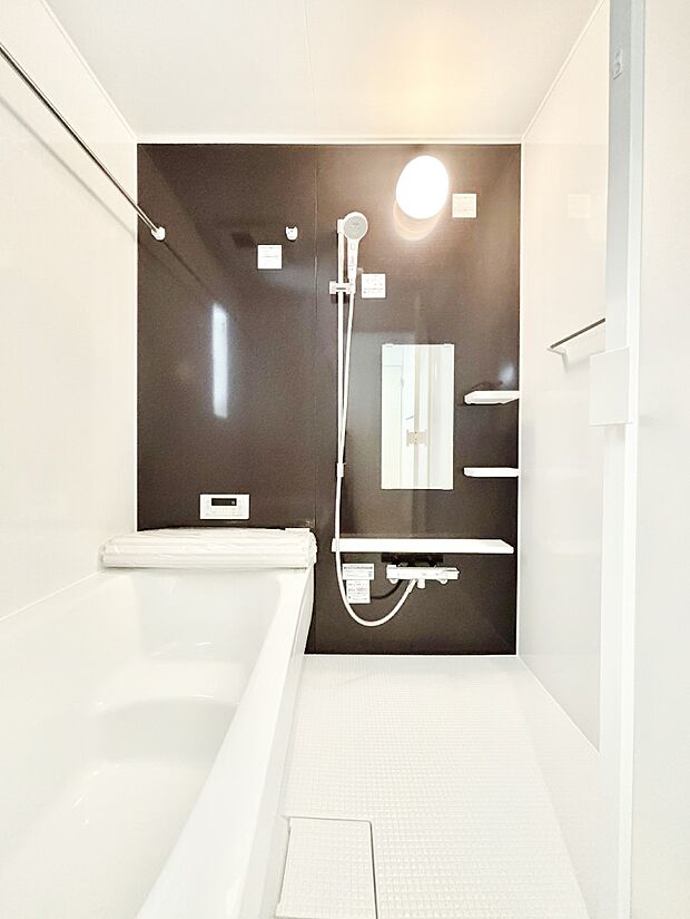 一日の疲れを癒してくれる明るい清潔感のあるバスルーム