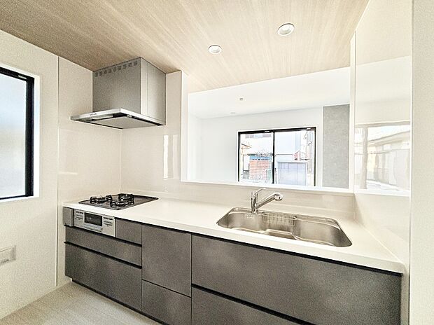 リビングを見渡せる人気のカウンターキッチン。 家族を見守りながら家事をすることができます。