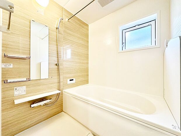 一日の疲れを癒してくれる明るい清潔感のあるバスルーム