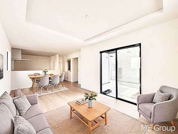 大きな窓からたっぷりの陽光と風を感じられるリビング※家具はCGです