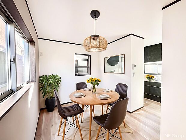 プライバシーも守れる2階リビングは明るく開放感たっぷり ※家具はCGです